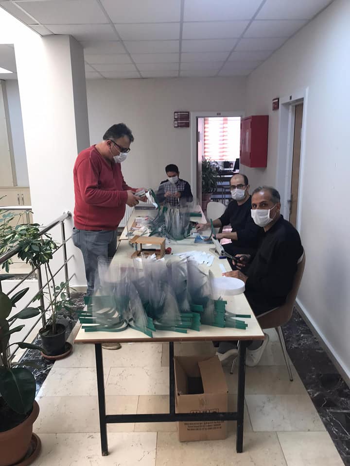 Elazığ OSB Meslek Yüksekokulu, Öğretim Görevlileri Elazığ OSB İnovasyon Merkezimize yardım etmek amacıyla maske üretimine başladılar.